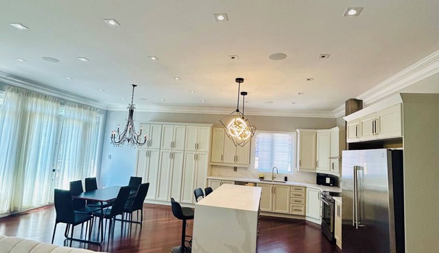 Promo price 5bdrm luxury comfy home 8beds sleeps 15+guests wifi Netflix parkin