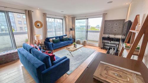 Promo Rate - NEW 3 Bedroom Penthouse with Balcony near near Kings Cross, St Pancras International, Angel, Islington by NourNest Apartments