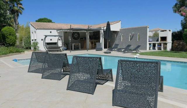 PROMO Superb property, swimming pool, gym, games room.