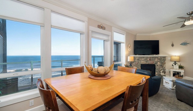 Promo! Third Floor Condo, Oceanfront, Private Hot Tub, Pool, and Free Wifi!