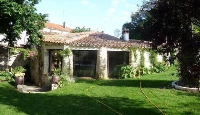 PROMOTION EARLY JULY -10% - Unusual stone cottage - Swimming pool, garden and park