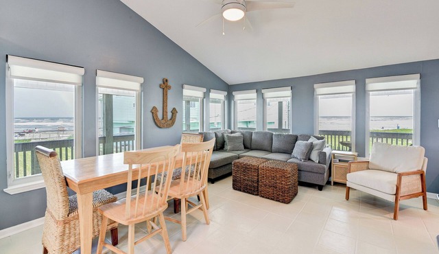 Propeller Clubhouse - Stunning Beach Views, Walk Steps to Beachfront