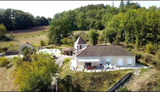 Property 2 hectares 2 houses 10/12 people quiet swimming pool