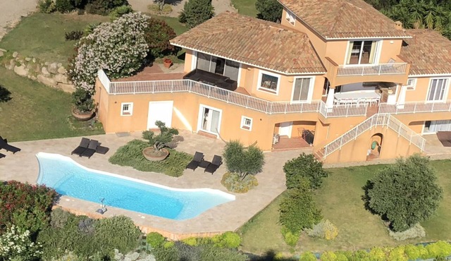 Property 480m2, sea view, heated swimming pool 6 bedrooms, 6 bathrooms, 3mn from the beach