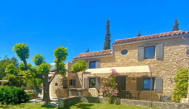 Property 8 people with swimming pool in the countryside center of Vaison