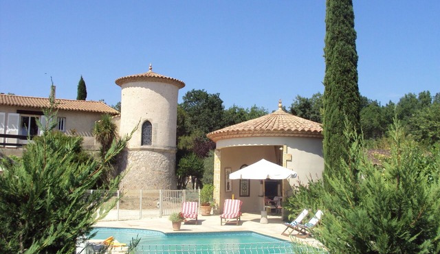 Property av mature garden & fenced pool