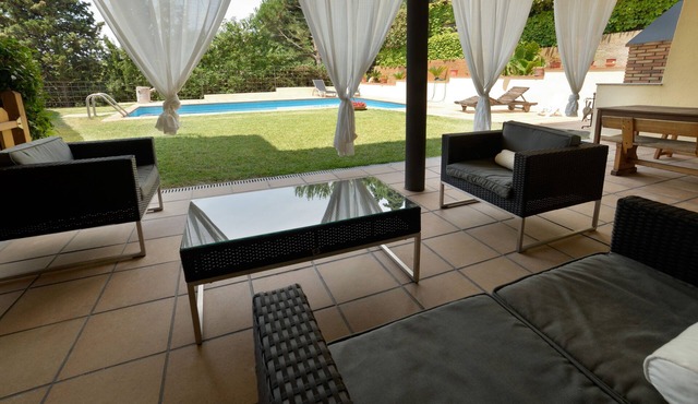 Property with views, pool and garden in Barcelona area. Free wifi, a /c