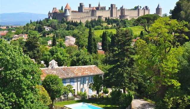 Property for 22 pers. at the foot of the cité de Carcassonne swimming pool - free parking