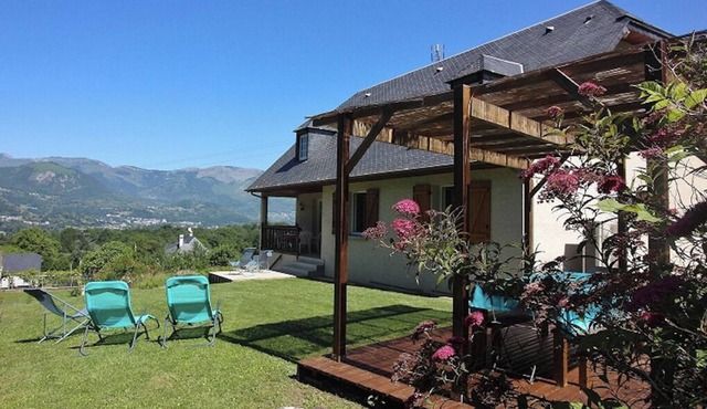 Property in the heart of the village with breathtaking views La maison de Lasbos