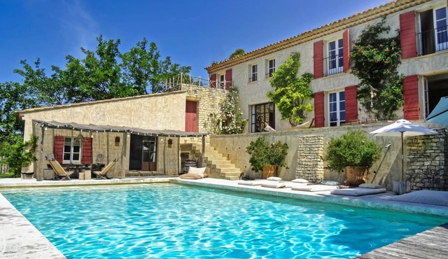 Property on 600 ha near Aix, swimming pool and tennis court