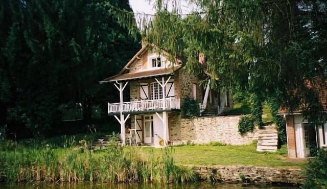 property with guest house on beautiful grounds (9 ha) directly on a large lake (5 ha)