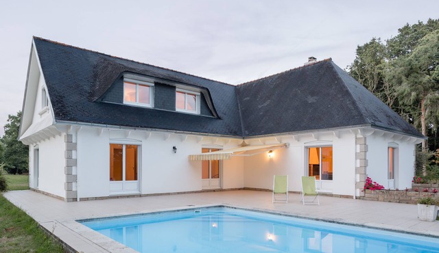 Property with heated pool, between the countryside and the sea, sleeps 12