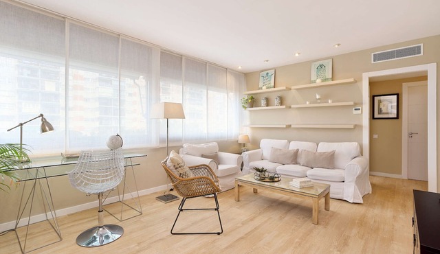 Property with parking, Ac,wifi, metro & at only 8 min.from city centre by metro.