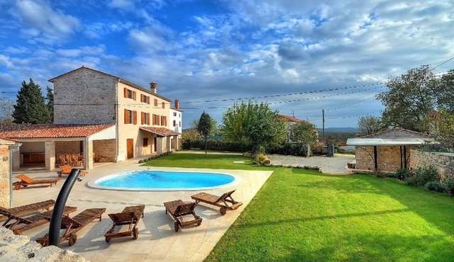 Property with pool, whirlpool and sauna for 10