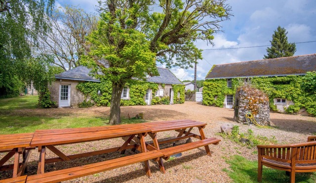 Propriété au Calme Avec Piscine au Coeur de L'anjou ! Idéale Pour les Familles