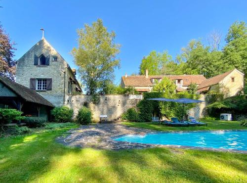 Propriété bucolique avec deux maisons, une piscine chauffée et un vaste verger