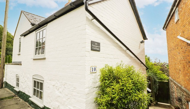 PROSPECT COTTAGE, pet friendly, with open fire in Great Malvern