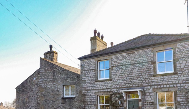PROSPECT HOUSE, pet friendly, character holiday cottage in Austwick
