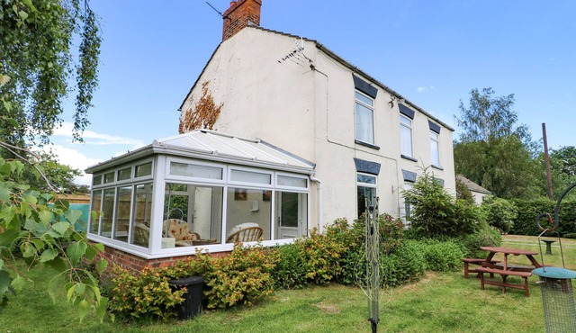 PROSPECT HOUSE, pet friendly, with open fire in Bubwith