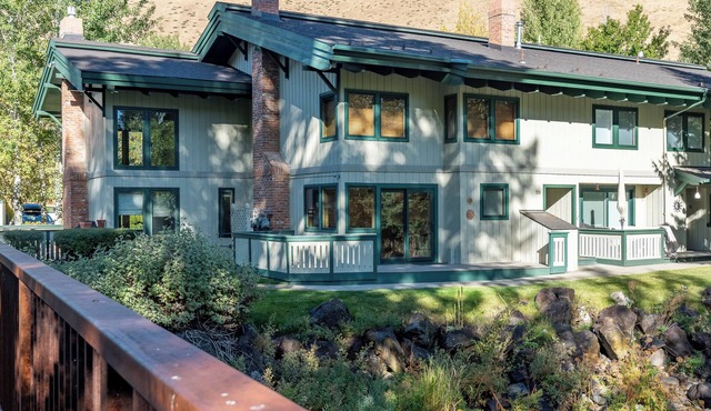 Prospector Condo 158- Beautifully Remodeled Creekside Condo Walk to Slopes.