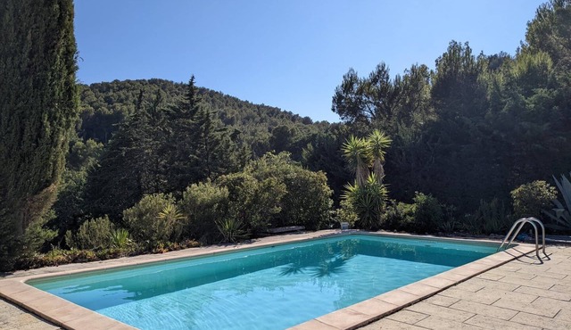 Provençal house between sea and vineyards