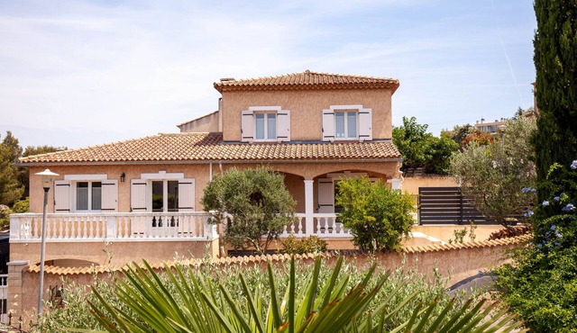 Provençal House with swimming pool, 4 bedrooms, garden, air-conditioning, 9 pers