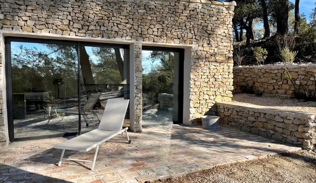 Provençal cabin under the pines - Sainte Victoire view