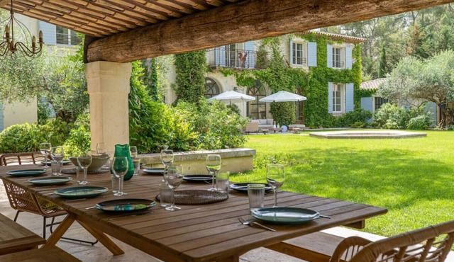 Provençal estate with pool, tennis court & village access near Montpellier