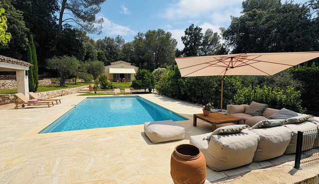 Provençal house with swimming pool in a private lane