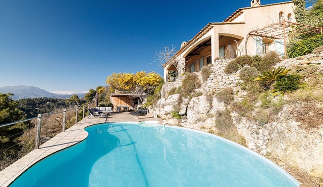 Provençal house with swimming pool - Stunning view