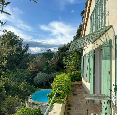 Provençal House With Pool And Views Over Claviers