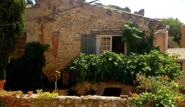 Provençal natural stone cottage in Gigondas