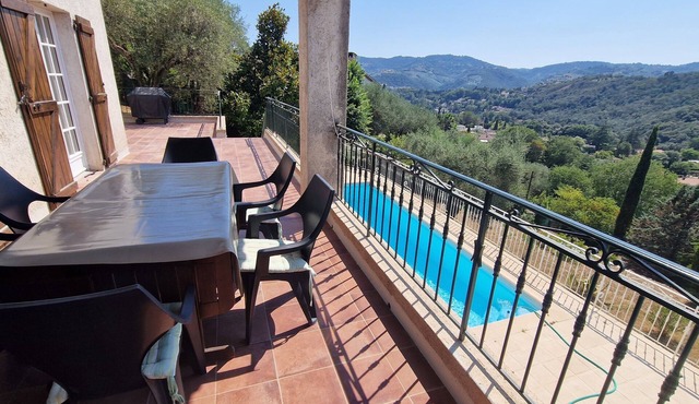 Provençale: 3 bedrooms + studio, swimming pool, quiet location