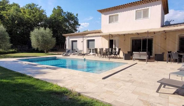 Provencal villa with swimming pool and 1400m2 grounds