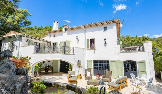 Provencal 4-bedroom villa with private pool