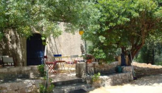 Provencal cottage surrounded by olive trees for lovers of calm and nature.