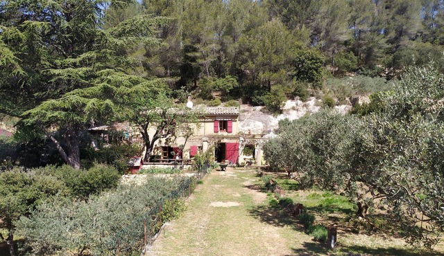 Provencal cottage with Jacuzzi and pétanque court