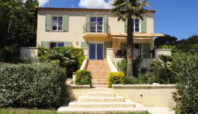 Provencal country house on 2 levels 180 m2 on 900m2 of land.