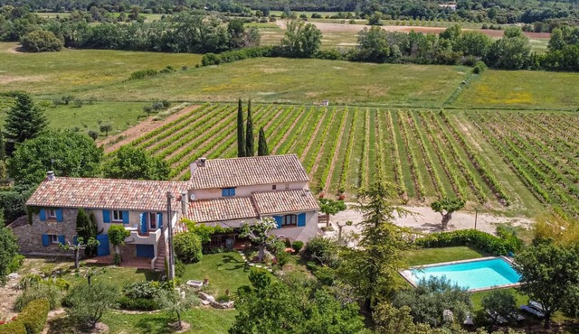 Provençal country house with pool in the countryside