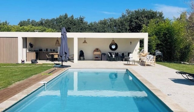 Provencal Escape: Villa with Pool and Pool House in the Heart of the Luberon