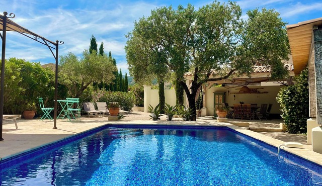 Provencal farmhouse in peace and in the heart of the vineyard