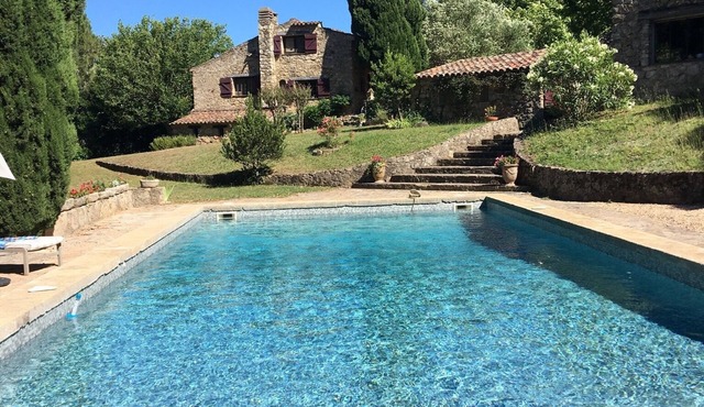 Provencal farmhouse with large swimming pool in the heart of nature