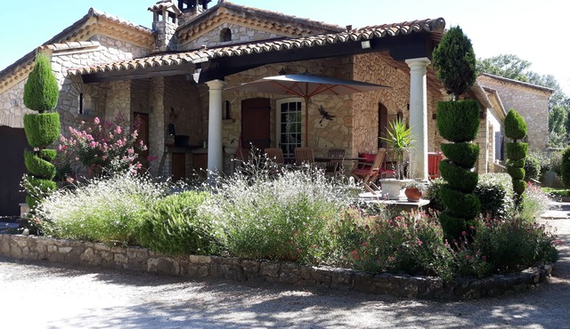PROVENCAL FAMILY HOME IN STONE WITH SWIMMING POOL