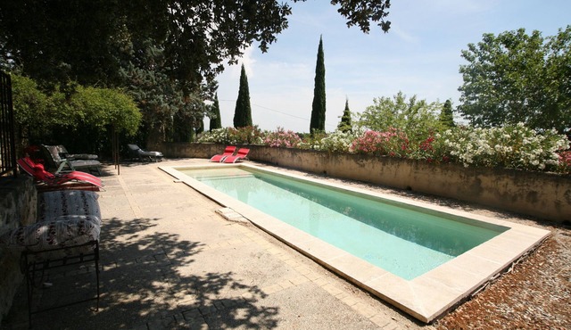 Provencal farmhouse from the 18th century, between wines & woods, fenced pool