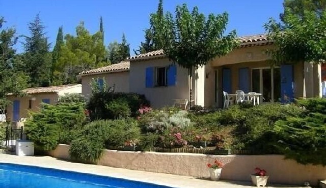 Provencal farmhouse/1 large house + a small house with secure pool and garden