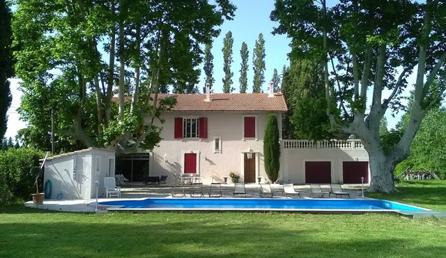 Provencal farmhouse 250m2 between Alpilles and Luberon with beautiful swimming pool, 1hectare park