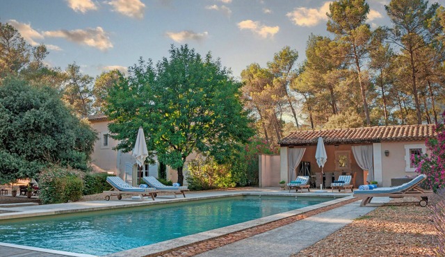 Provençal farmhouse with heated pool in Barbentane