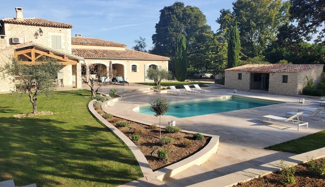 Provencal farmhouse 400 m2 on 1ha5 in the heart of the village of Fontvieille.