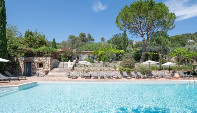 Provencal farmhouse in a domain with tennis and swimming pool