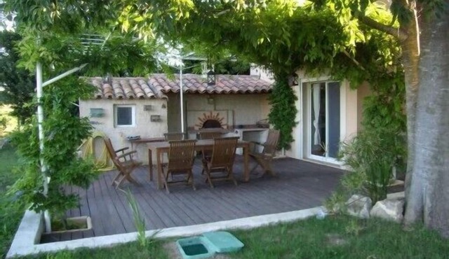 Provencal farmhouse in the countryside Arlesienne - Heated pool